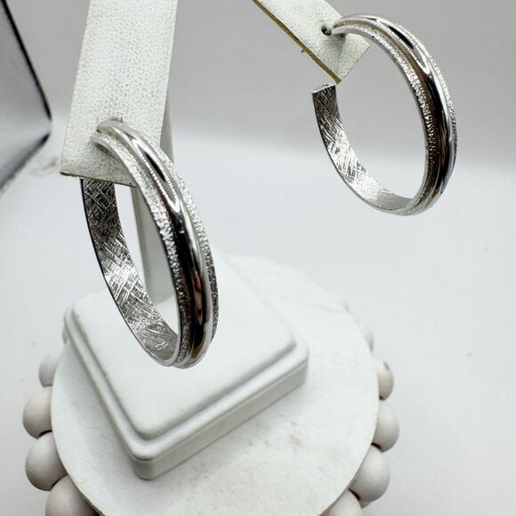 Sarah Coventry Vintage Silver Tone Textured Hoops Hoop Earrings - Picture 1 of 10